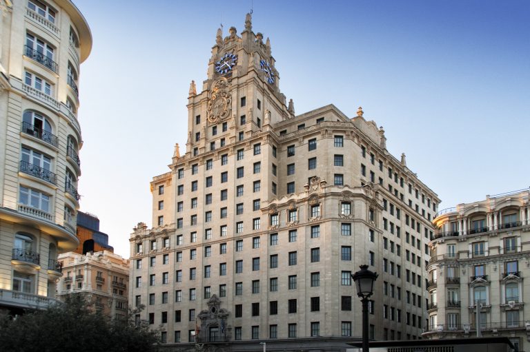 telefónica vende su histórico edificio de gran vía 28 y mantendrá abiertos sus espacios