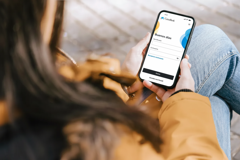 caixabank recibe cinco premios de global finance, incluido el de mejor banco digital para particulares en españa